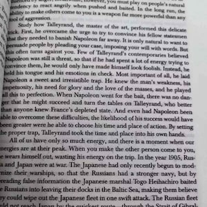 Puede incluir: Una p&aacute;gina de libro con texto negro que detalla eventos hist&oacute;ricos y estrategias, con referencias a Napole&oacute;n y Talleyrand. El texto est&aacute; sobre un fondo crema.