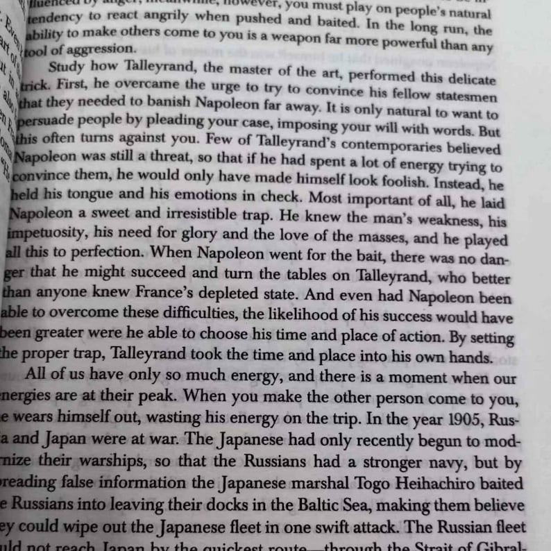 Puede incluir: Una p&aacute;gina de libro con texto negro que detalla eventos hist&oacute;ricos y estrategias, con referencias a Napole&oacute;n y Talleyrand. El texto est&aacute; sobre un fondo crema.