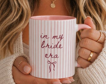 Taza a rayas "In My Bride Era" - Regalo para la futura novia, regalo de compromiso, regalo para la despedida de soltera, taza para la Sra., regalo para la esposa, regalo para la novia, regalo para la novia comprometida, regalo para la mejor amiga