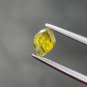 Sfen med underslipad svart ädelsten, 0,74 ct lös ädelsten från Skardu, Pakistan