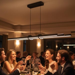 Può includere: Una moderna lampada a sospensione lineare nera con illuminazione a LED integrata è appesa sopra un tavolo da pranzo. La lampada è sospesa al soffitto e illumina un gruppo di persone che brindano con calici di vino in un ristorante.