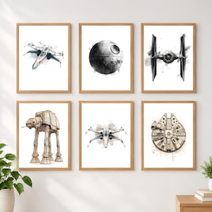 Peut inclure: Un ensemble de six cadres muraux présentant des illustrations à l'aquarelle de vaisseaux spatiaux et de stations spatiales de science-fiction, incluant un chasseur X-wing, l'Étoile de la mort, un chasseur TIE, un marcheur AT-AT et le Faucon Millenium.