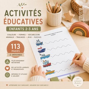 Peut inclure: Feuilles d'activités éducatives pour enfants de 2 à 3 ans. L'image montre une main d'enfant traçant une ligne pointillée avec un crayon sur une feuille de travail avec des illustrations de bateaux. Le texte comprend "Activités Éducatives" et "113 Pages à Imprimer".