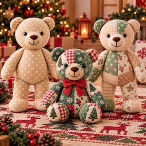 Könnte beinhalten: Drei Plüsch-Teddybären mit gestickten Details. Der linke Bär ist hellbraun mit weißen Punkten. Der mittlere Bär hat ein Patchwork-Design aus grünem, rotem und weißem Stoff mit Weihnachtsbäumen, Schneeflocken und einer roten Schleife. Der rechte Bär ist hellbraun.