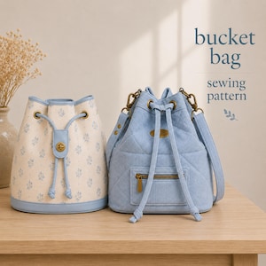 Op de afbeelding: Twee bucket bags met de tekst bucket bag sewing pattern. De ene tas is crème met een blauwe bloemenprint en blauwe rand. De andere is van lichtblauw corduroy met een doorgestikte textuur, een ritsvak aan de voorzijde en antiek messing.