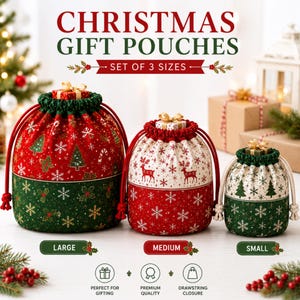Könnte beinhalten: Ein Set aus drei Geschenktaschen aus Stoff in den Größen groß, mittel und klein mit Kordelzug. Die Taschen zeigen festliche Muster mit Weihnachtsbäumen, Rentieren, Schneeflocken und Stechpalmen in den Farben Rot, Grün und Creme mit Gold.