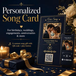 Könnte beinhalten: Eine rechteckige dunkelblaue Karte mit goldenem Text und Rändern, die ein Foto eines Paares, den Text Our Song, Forever & Always, Forever With You, Created for You, ein Wiedergabesymbol, eine Schallwellengrafik und einen QR-Code zeigt.