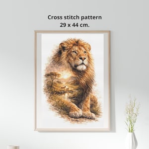 Puede incluir: Patrón de punto de cruz enmarcado con un león majestuoso con una melena detallada. La obra de arte, que mide 29 x 44 cm, muestra un paisaje sereno dentro de la forma del león. El texto dice "Cross stitch pattern".