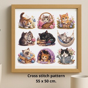 Op de afbeelding: Een ingelijst kruissteekpatroon met negen schattige kittens in verschillende poses. Het kunstwerk toont kittens in een mand, een hangmat en een doos. De tekst "Cross stitch pattern" is afgebeeld, met afmetingen van 55 x 50 cm.