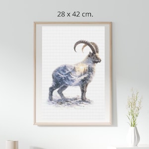 Può includere: Stampa artistica incorniciata con un dipinto ad acquerello di uno stambecco, con una scena paesaggistica all'interno della sua forma. L'opera d'arte misura 28 x 42 cm, incorniciata in legno chiaro. Lo stambecco è raffigurato in tonalità di grigio e bianco, con grandi corna ricurve.