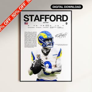 Puede incluir: Un póster de descarga digital con Matthew Stafford, un jugador de fútbol americano, con el uniforme de los Rams. El póster incluye el texto "STAFFORD" y "9", junto con la firma del jugador y los momentos destacados de su carrera. El póster tiene un borde negro y una etiqueta de venta con un 50% de descuento.
