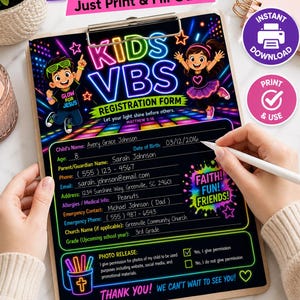 Pode incluir: Um formulário de inscrição Kids VBS colorido com o texto "EASY TO USE! Just Print & Fill Out!" e "KIDS VBS REGISTRATION FORM". O formulário inclui campos para o nome da criança, idade e informações dos pais. Inclui ícones "INSTANT DOWNLOAD" e "PRINT & USE".
