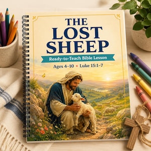 Könnte beinhalten: Ein spiralgebundenes Buch mit dem Titel The Lost Sheep Ready-to-Teach Bible Lesson Ages 4-10 Luke 15:1-7. Das Cover zeigt eine Illustration einer Person mit langem Haar und Bart, die ein weißes Lamm in einer grasbewachsenen Landschaft bei Sonnenuntergang hält.