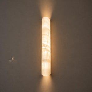 Aplique de pared grande de alabastro, lámpara cilíndrica vertical de piedra natural, iluminación moderna de mediados de siglo.