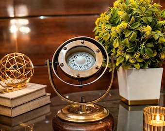 Antiek messing cardanisch kompas met houten standaard – nautisch maritiem decor