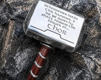 Martelo de Thor Mjolnir Premium em Metal com Base de Exibição em Latão e Pulseira de Couro
