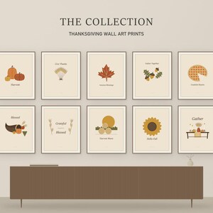Könnte beinhalten: Ein Set aus zehn gerahmten Wandkunstdrucken mit dem Titel THE COLLECTION THANKSGIVING WALL ART PRINTS. Jeder Druck zeigt herbstliche Illustrationen wie Kürbisse, Weizen, Blätter, Eicheln, Kuchen, Füllhörner, Heuballen, Sonnenblumen und Tische.