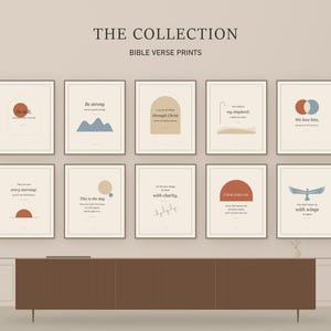 Könnte beinhalten: Eine Sammlung von zehn gerahmten Wandkunstdrucken mit Bibelversen, geometrischen Formen und gedeckten Erdtönen. Die Drucke sind in zwei Reihen zu je fünf angeordnet und zeigen verschiedene religiöse Texte sowie minimalistische Grafiken.