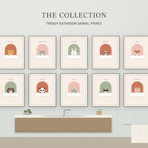 Könnte beinhalten: Ein Set aus zehn gerahmten Wandbildern mit dem Titel THE COLLECTION TRENDY BATHROOM ANIMAL PRINTS. Jeder Druck zeigt ein anderes Tier, darunter einen Bären, eine Katze, einen Hasen, ein Faultier, einen Fuchs, einen Hund, einen Panda, einen Frosch, einen Waschbären und ein Schwein, in einem Torbogen.