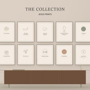 Könnte beinhalten: Eine Sammlung von zehn gerahmten Wandkunstdrucken mit dem Titel THE COLLECTION JESUS PRINTS. Jeder Druck zeigt eine minimalistische Strichzeichnung und Text, die religiöse Themen wie Prince of Peace, The Light of the World und Alpha and Omega darstellen.