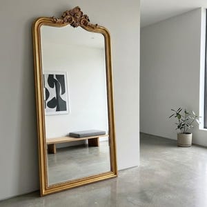 Grote gouden sierlijke houten vloerspiegel – VOLONSKY "Veer"