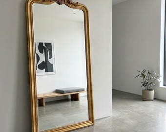 Grote gouden sierlijke houten vloerspiegel – VOLONSKY "Veer"