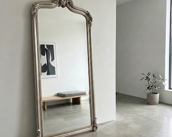 Espelho grande de madeira ornamentada prateada