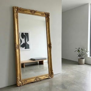 Grote gouden sierlijke houten spiegel - VOLONSKY 'Frame'