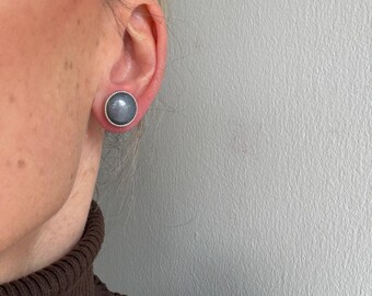 Pendientes vintage con botón, joyas retro grises, pendientes reciclados