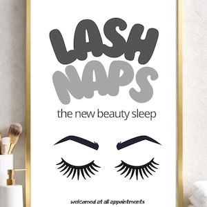 Puede incluir: Un cartel enmarcado con las palabras "LASH NAPS" en letras grises en forma de burbuja sobre la frase "the new beauty sleep". Debajo, pestañas negras y el texto "welcomed at all appointments".