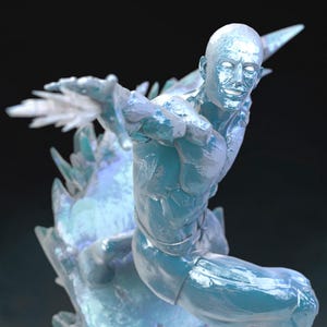 Op de afbeelding: Een doorschijnende blauwe ijssculptuur van een menselijke figuur in een dynamische pose, met uitgestrekte armen en een glimlachende uitdrukking. De sculptuur heeft scherpe, kristalachtige details en staat tegen een donkere achtergrond.