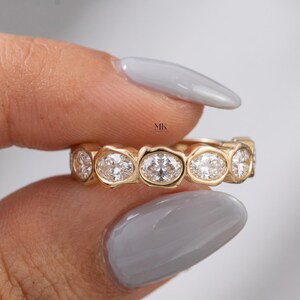 Anillo de eternidad con diamantes ovalados de 2 quilates, anillo de boda con engaste biselado, anillo apilable para aniversario.
