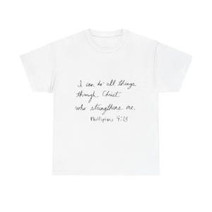 Könnte beinhalten: Weißes T-Shirt mit dem handgeschriebenen Text "Ich vermag alles durch den, der mich stark macht. Philipper 4,13". Der schwarze Text ist mittig platziert.