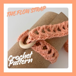 Può includere: Una cinghia all'uncinetto color pesca con un motivo a punto traforato infilata in un anello di legno liscio di colore chiaro. L'immagine include il testo THE FLOW STRAP e Crochet Pattern in lettere bianche e pesca su uno sfondo neutro.