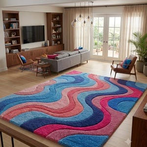 Può includere: Un tappeto rettangolare a pelo lungo caratterizzato da un motivo ripetitivo di linee ondulate e fluide nelle tonalità del rosa acceso, magenta, azzurro e blu navy scuro, che copre il pavimento di un soggiorno con parquet in legno chiaro.