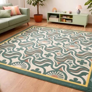Può includere: Un tappeto rettangolare con sfondo color crema caratterizzato da un motivo ripetitivo di linee ondulate verde scuro, forme verde chiaro e piccoli accenti color terracotta. Il tappeto è bordato da una sottile linea gialla e un bordo verde scuro.