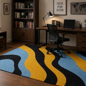 Può includere: Un moderno spazio ufficio con una scrivania in legno scuro, una sedia nera e un tappeto colorato. Il tappeto presenta un motivo a onde in blu, giallo e nero. Una libreria, una lampada da scrivania e opere d'arte incorniciate completano la stanza.