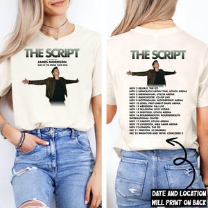 Könnte beinhalten: Ein cremefarbenes T-Shirt mit dem Text The Script und James Morrison Man in the Arena Tour 2026 auf der Vorderseite. Die Rückseite zeigt den Text The Script, eine Grafik eines Künstlers sowie eine Liste der Tourdaten und Orte von Belfast bis Brighton.