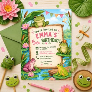 Op de afbeelding: Een rechthoekige verjaardagsuitnodiging met een vijvertafereel met groene en roze kikkers, waterlelies en lisdodden. De tekst luidt: You're Invited to EMMA'S 5th BIRTHDAY! Saturday, May 17, 2030 at 3:00 PM, 123 Lily Pad Lane, Greenwood, CA 90210, RSVP by May 10th (555) 123-4567.
