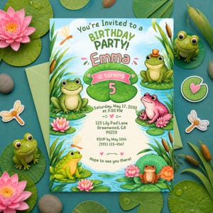 Pode incluir: Um convite de festa de aniversário com uma cena de lago com sapos verdes, lírios d'água cor-de-rosa e libélulas. O texto diz: You're Invited to a BIRTHDAY PARTY! Emma is turning 5, Saturday, May 17, 2030 at 3:00 PM, 123 Lily Pad Lane.