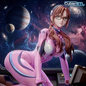 Pode incluir: Uma figura de estilo anime rosa e branco de uma mulher em um traje espacial futurista, com cabelo castanho, óculos e uma faixa azul. O fundo apresenta planetas e uma galáxia estrelada. O logotipo CyberSTL é visível.