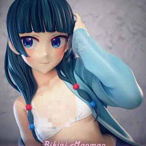 Puede incluir: Figura de una joven con cabello y ojos azules, que lleva un top de bikini blanco y una chaqueta azul claro. Su cabello está peinado en trenzas con detalles rojos y azules. La figura tiene un acabado liso y brillante.