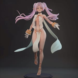 Puede incluir: Figura 3D de un personaje femenino con piel pálida, cabello largo lavanda en coletas y orejas puntiagudas. Viste un atuendo blanco y azul claro con detalles dorados, guantes y sandalias. La figura está posada sobre una base circular oscura.