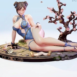 Puede incluir: Una taza de cerámica blanca con un asa negra y el texto "But First, Coffee" en negrita negra. La taza se encuentra sobre un fondo borroso, sugiriendo un ambiente acogedor.