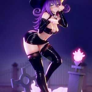 Könnte beinhalten: Figur einer Hexe mit lila Haaren und schwarzem Hut, die ein schwarzes Outfit trägt. Die Hexe posiert vor einer Friedhofsszene mit Kürbissen und einem leuchtenden Geist. Die Figur ist ein Sammlerstück zum Thema Halloween.
