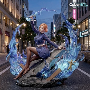 Pode incluir: Estatueta detalhada de uma personagem feminina de anime em uniforme azul escuro, sentada numa formação rochosa em meio a chamas azuis estilizadas. A figura segura uma arma com um efeito de energia azul. O fundo mostra uma cena de rua da cidade.