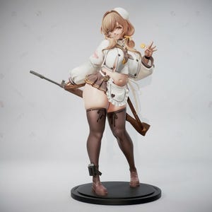 Puede incluir: Figura de una mujer con un atuendo blanco y marrón, sosteniendo un rifle y una moneda. La figura tiene cabello castaño y lleva un gorro de chef, una falda corta y medias hasta el muslo. La figura está sobre una base circular negra.