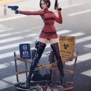 Puede incluir: Una taza de cerámica blanca con asa negra y el texto "But First, Coffee" en negrita negra. La taza está sobre un fondo borroso. La taza mide aproximadamente 10 cm de altura.