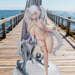 Pode incluir: Figura detalhada de uma personagem de anime feminina com cabelo comprido branco e um biquíni azul claro. A figura está posada numa base transparente com uma estrutura prateada em forma de cadeira atrás. O fundo mostra um cais de madeira e o mar.
