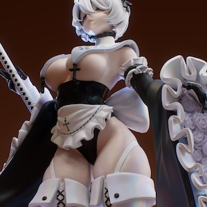 Puede incluir: Figura detallada de un personaje con un atuendo de doncella. La figura es predominantemente blanca y negra, con un delantal con volantes, botas altas hasta el muslo y un lazo decorativo. El personaje tiene el pelo blanco y sostiene una espada.